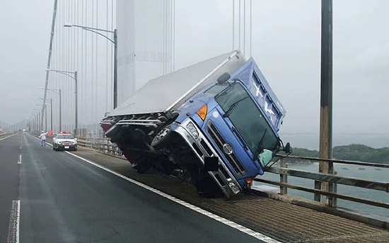 Japonya'da Meydana Gelen Jebi Tayfununun Şiddetini Gözler Önüne Seren Görüntüler