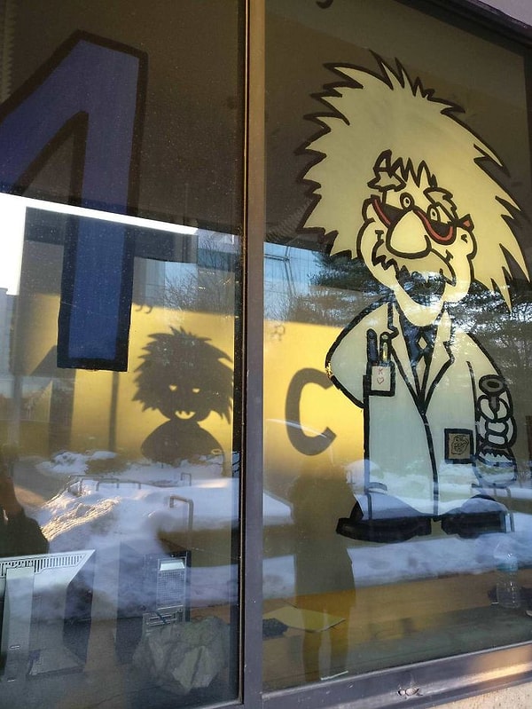 9. Тень Эйнштейна не очень-то дружелюбная.