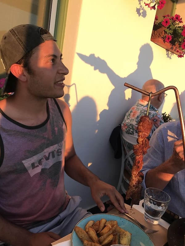 16. Произойдёт убийство? А нет, это официант принёс заказ.