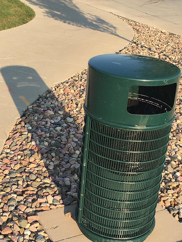 17. Мусорка точно чем-то недовольна.