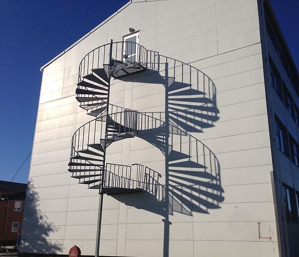 22. Тень сделала лестницу бесконечной.