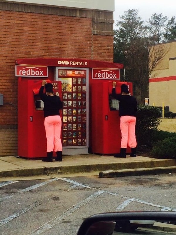 1. Надо же, даже руки в одинаковом положении 😲