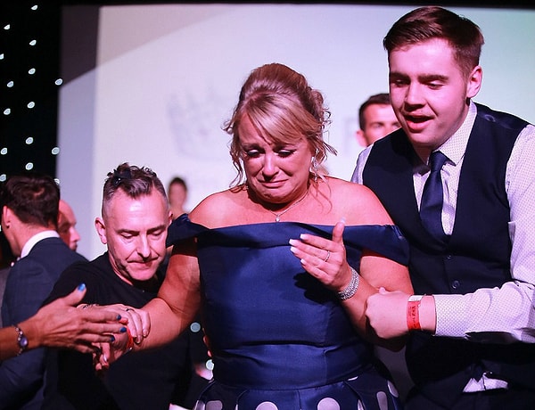 6. Мать "Мисс Ньюкасл" выскочила на сцену после того, как ее дочь Алиша получила титул "Мисс Англия"