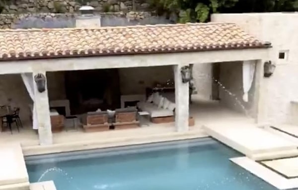 8. И, конечно, навеса с диванами, где можно угоститься прохладительными напитками в жаркий день.