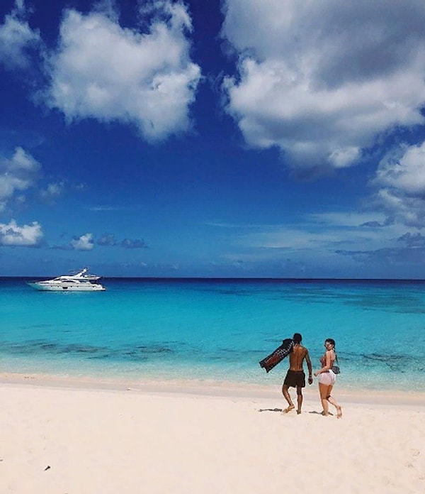 5. И отдыхает на лакшери-курортах.