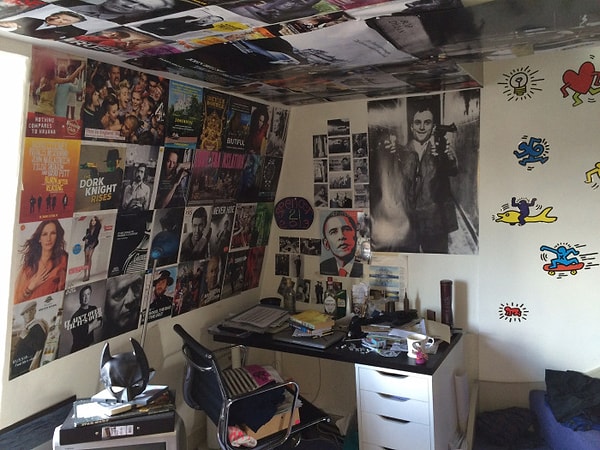 1. Постеры на стенах не самый хороший знак