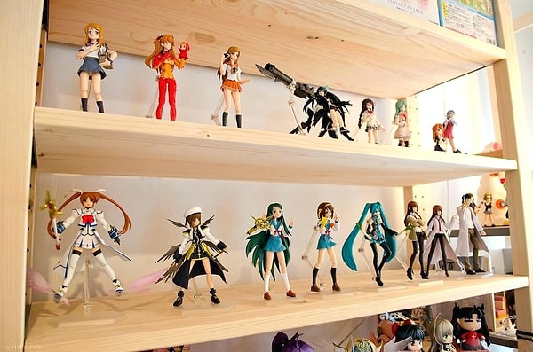 2. Фигурки и игрушки на полках