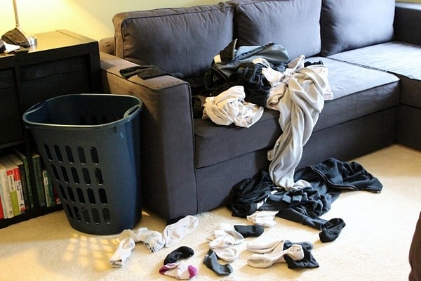 3. Грязная одежда, валяющаяся на полу