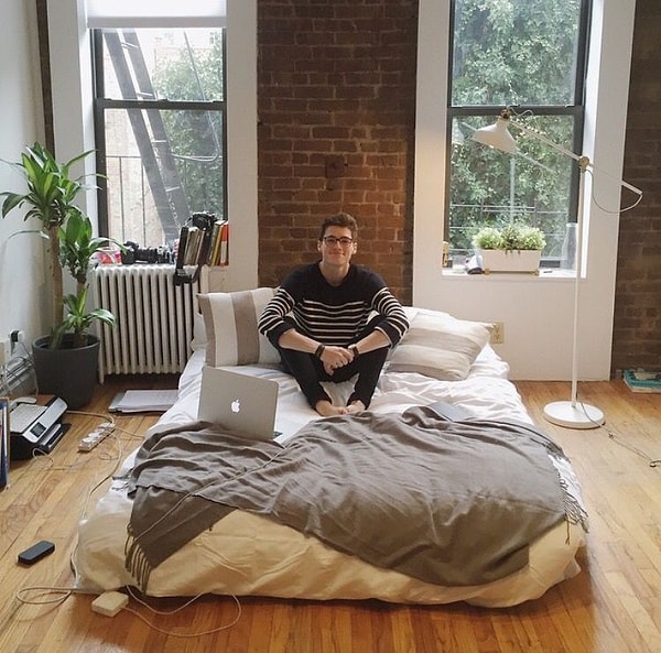 8. Матрас на полу вместо нормальной кровати