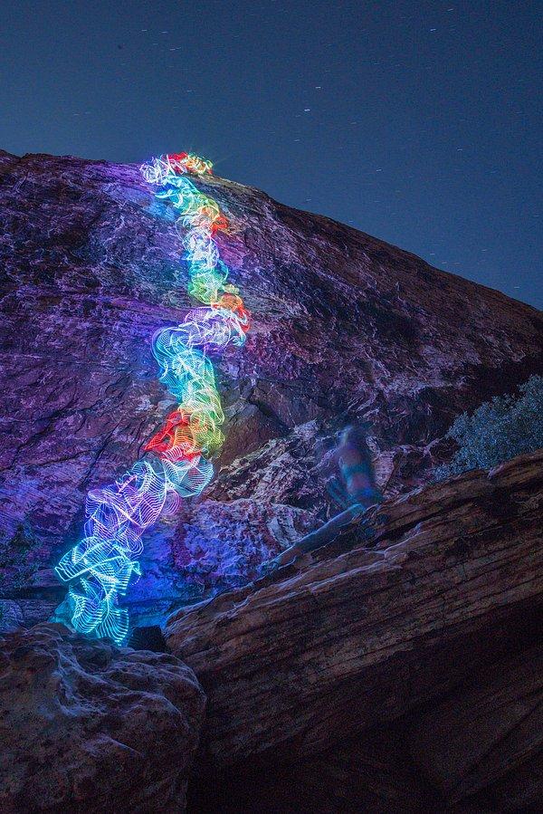 14. Bir dağcı üzerine led ışıklar iliştirerek tırmanış yapar, bir fotoğrafçı da uzun pozlamayla onun tırmanışını ölümsüzleştirir.