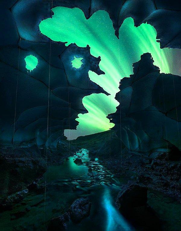 17. İzlanda'da mağaralarda eriyen buzlar arasında kutup ışıklarını görebiliriz.
