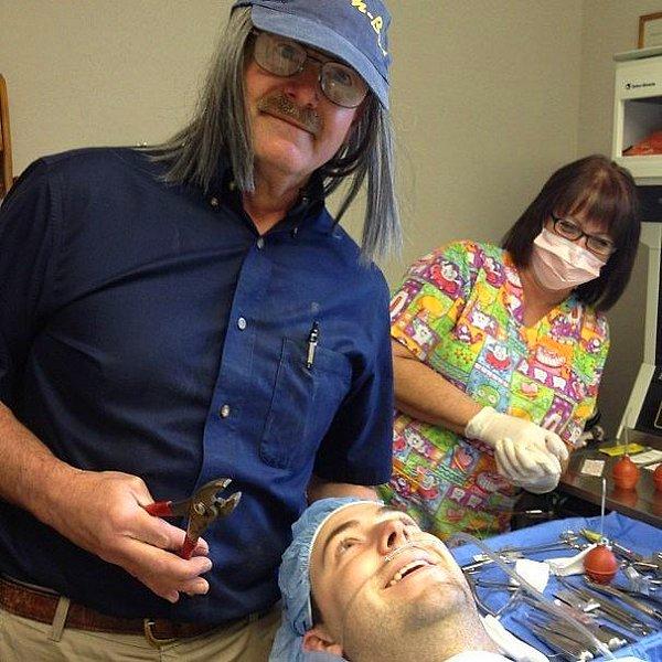 12. "İş arkadaşım geçenlerde yirmilik dişini çektirdi. Doktor, o anestezi altındayken komik bir fotoğraf çekeceğini söylemiş..."