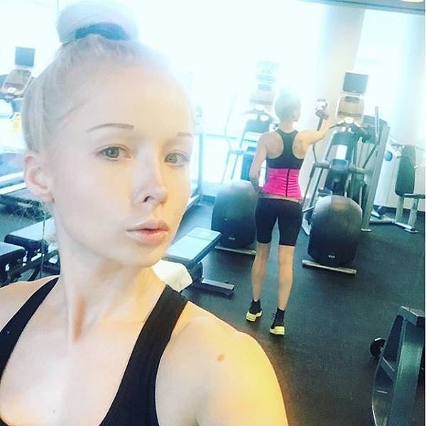 6. Недавно девушка начала выкладывать свои фото без макияжа, и многие признают, что в естественном образе она выглядит намного лучше: