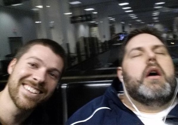 8. "Только что мне отправили это фото с телефона мужа (он спит), а вот кто этот парень слева я понятия не имею"