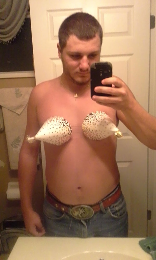 11. "Напился на вечеринке и отрубился. А потом нашел на телефоне этот снимок. Я знать не знаю, что это за чувак"