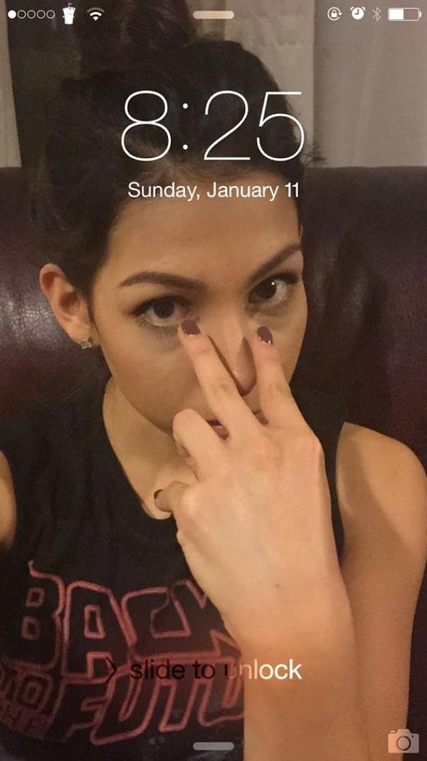 15. "Уехал с друзьями из города на несколько дней. Посмотрите, какое фото установила девушка на экран моего телефона"