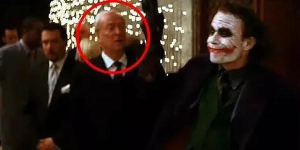 62. Joker’in baloyu bastığı sahnede aslında Michael Caine’in bir repliği varmış. Fakat Heath Ledger’ın performansından öyle etkilenmiş ki, repliğini unutmuş.