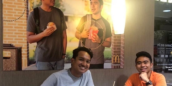 İki Kafadarın McDonald's'ın Duvarına Astıkları Devasa Poster 52 Gün Boyunca Fark Edilmedi!