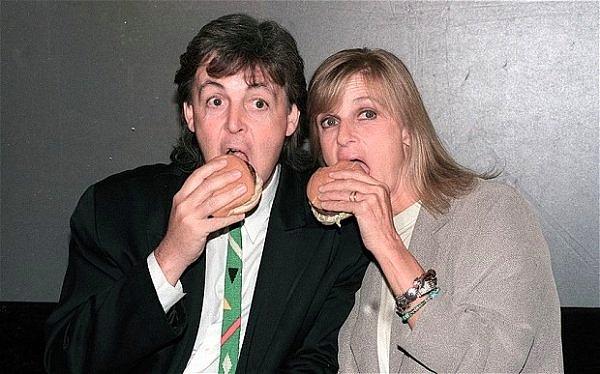13. "Paul and Linda McCartney çalıştığım restorana gelmişti. Onları masalarına götürdüm sonra da normal bir şekilde işimi yapmaya devam ettim..."