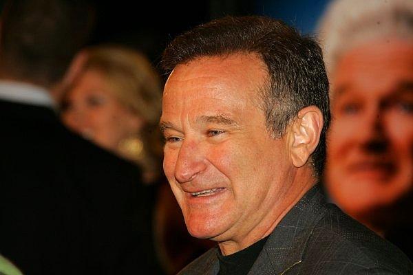 17. "Gençliğimde anneannemle birlikte Robin Williams'ı yemek yerken gördük. Yanına gidip kendimizi tanıttık..."