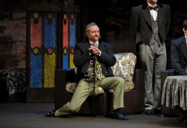 1. Какой писатель написал пьесу "Холостяк", но сам никогда так и не женился?