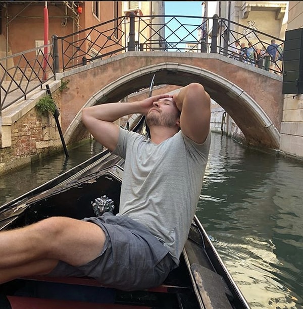 1. "Я провел более 30 дней в Европе. Меня вдохновили сотни парней, которые вынуждены фотографировать своих девушек"