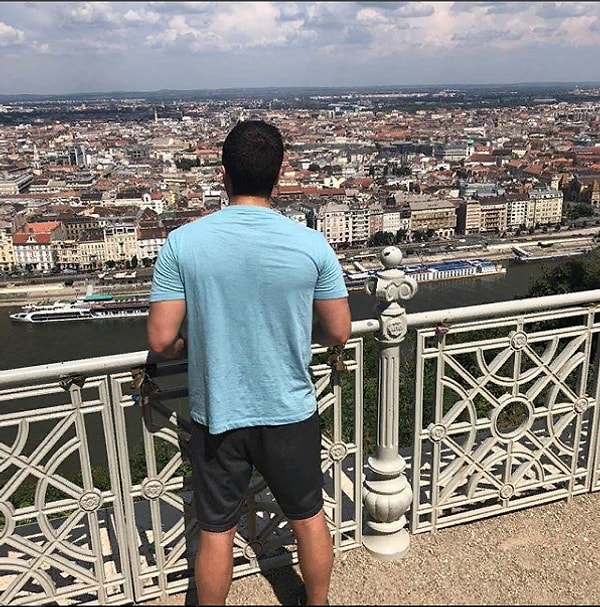 8. "Иногда я спрашивал «инста-моделей», которые фотографировали, подчеркивает ли эта поза мою попку, и они отвечали, что я вполне могу стать следующей «Топ-моделью по-американски»…В общем и целом, девушки смеялись надо мной и воспринимали все без злобы"