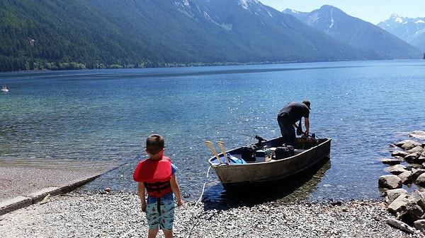 – Хорошо, – согласился старец. – Чтобы выбраться из нищеты, утопи свою лодку!