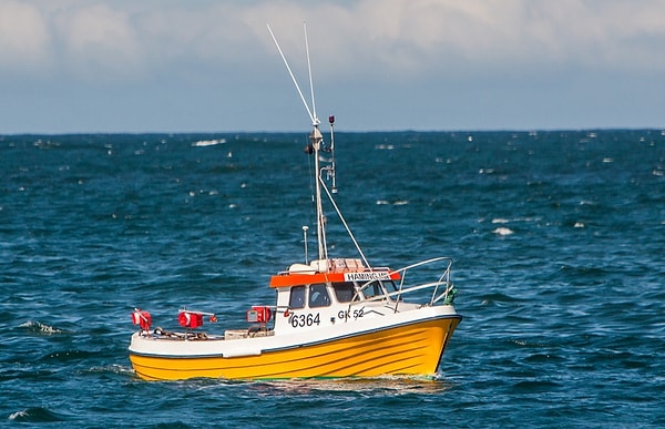 Не понял рыбак такого совета, только плечами пожал: «Может, старец-то из ума выжил? Как же я утоплю лодку – мы и сейчас еле добываем пропитание, а без нее и вовсе от голода умрем…»