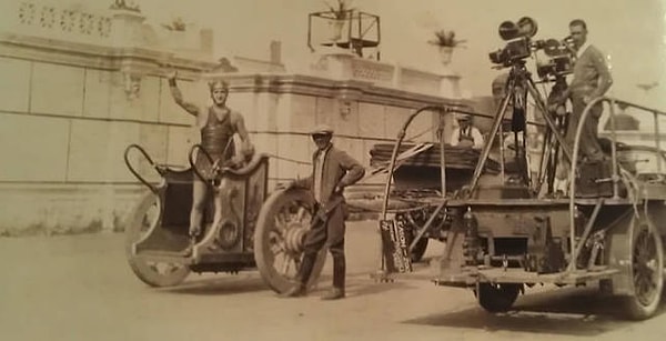 6. Рамон Новарро вместе с коллегами готовится к съемке трюков в «Бен-Гур: история Христа».