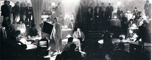 8. Бетси Брантли, которая снялась в роли Джессики Рэббит, отыгрывает сцену вместе с Бобом Хоскинсом и Аланом Тилверном во время съемок «Кто подставил кролика Роджера».