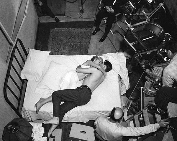 14. Джанет Ли и Джон Гэвин отыгрывают сцену в фильме «Психо». Вверху фотографии вы можете видеть ноги режиссера Альфреда Хичкока.