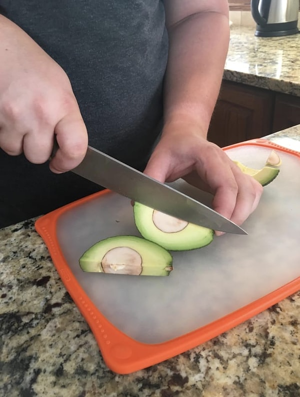 4. Этот приятель нарезает авокадо, словно это яблоко!
