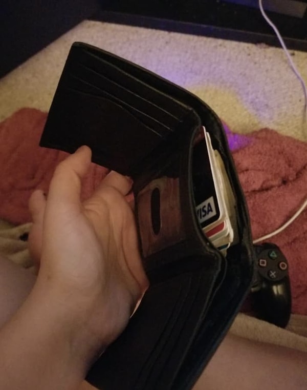 13. Любопытно, для чего в портмоне столько кармашков? Ума не приложу.