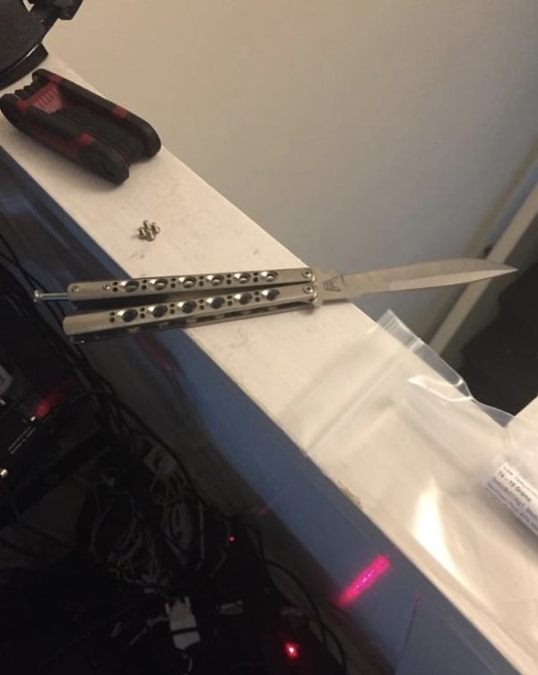 15. Этот товарищ аккуратно положил нож "на место".