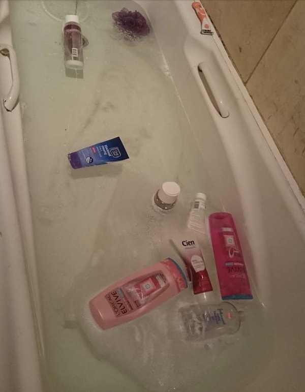 16. "Дорогой, набери мне горячую ванну с пеной". "С удовольствием, любимая!"