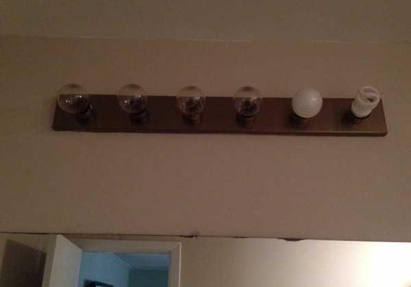 17. Чей-то парень добавил светильнику немного креативности.