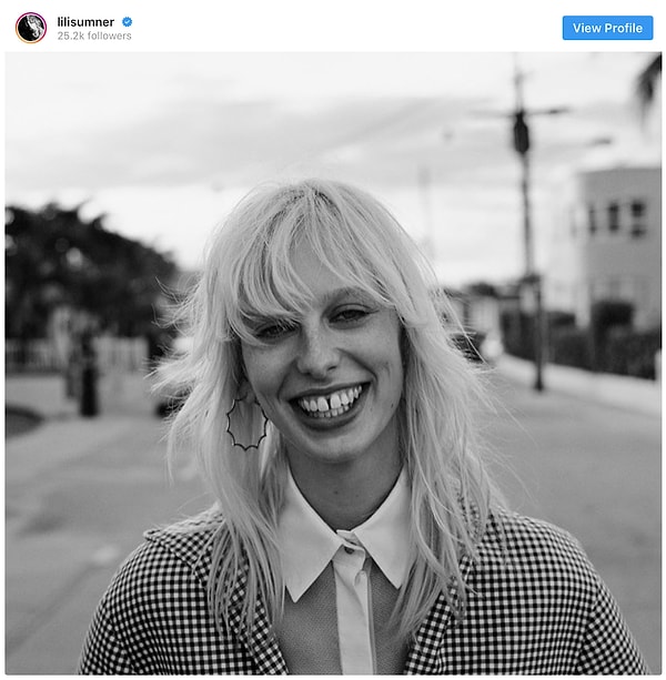 14. Сам Элтон Джон предупреждал нас о пиратской улыбке Лили Самнер (Lili Sumner).