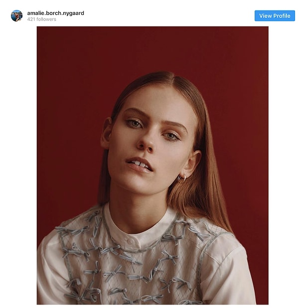 16. Как будто фарфоровые передние зубы Амали Борч (Amalie Borch) автоматически становятся фокусом любого кадра.