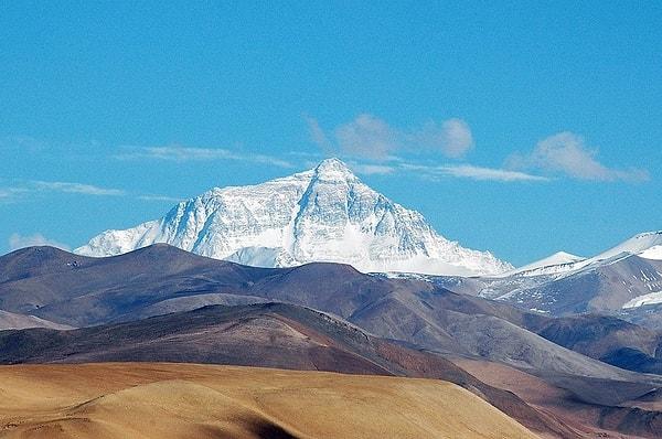 25. Everest Dağı her yıl yaklaşık 4 milimetre büyür.