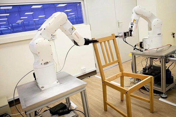 İş dünyasında ise artık yapay zeka çok daha geniş alanlarda kullanılıyor ve robotlar birçok işi üzerine almış durumda.