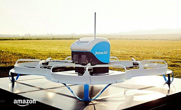 Alışveriş dünyasının devi Amazon, 2016 yılında İngiltere'de bir drone kullanarak teslimat yaptı.
