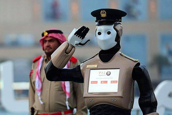 Güvenlik konusunda ise Dubai şehir merkezinde bu robot polisi görmek mümkün.