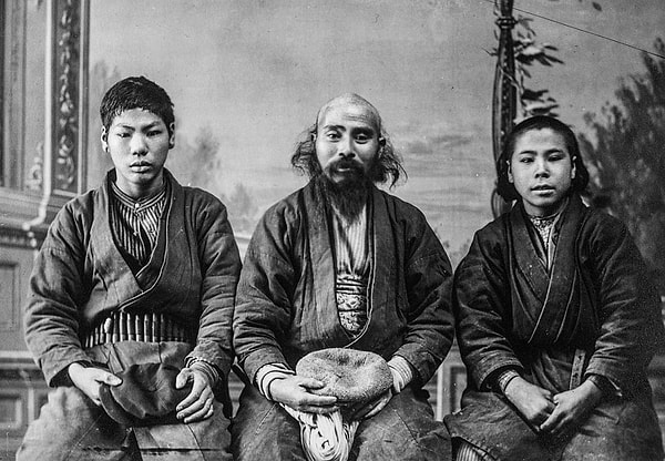 4. Этот народ изгнал с Курил нивхов, а сам был изгнан японцами с Хоккайдо