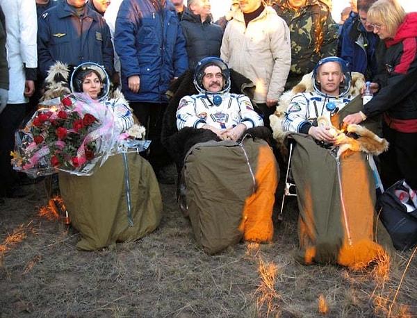 İçerisinde bir Amerikalı astronot ve bir Rus Kozmonotun bulunduğu uzay aracıyla 8 günlük bir yolculuk gerçekleştirmiş.