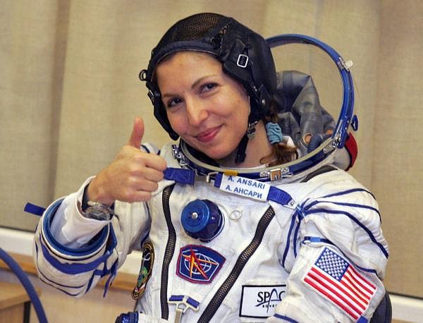 Kendisi ilk kadın uzay turisti. Uzay seyahatine çıkan 4. kişi.