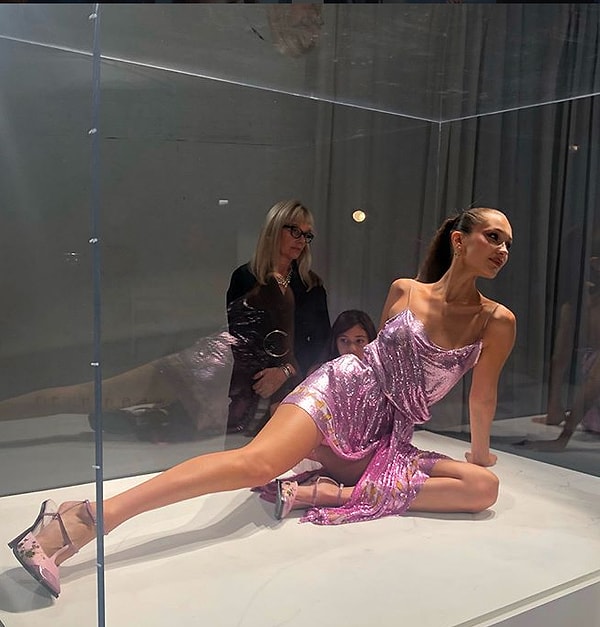 5. Почти под каждым фото модель благодарила организаторов и стилистов