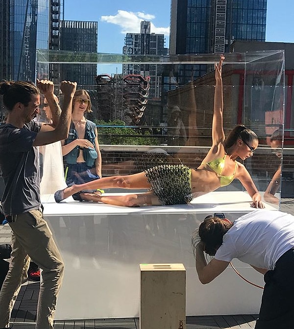 3. "Это были одни из лучших дней. Если присмотреться внимательно, можно увидеть, как выступает моя сломанная левая лодыжка", — прокомментировала снимки Хадид