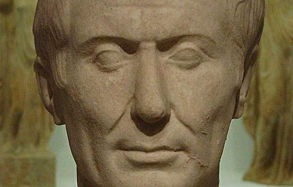 12. В латинском не было буквы "J". Что использовали вместо неё?