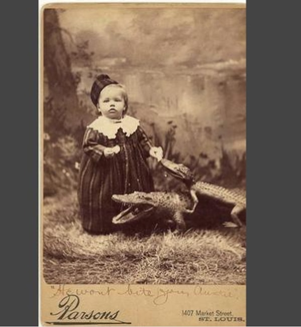 9. А вот малышка с ностоящими аллигаторами